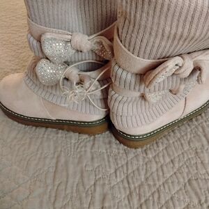 NWT Toddler Girls Sizes 10 & 7 LINK Zip-up Slippers, Very Pale Creamy Pink.